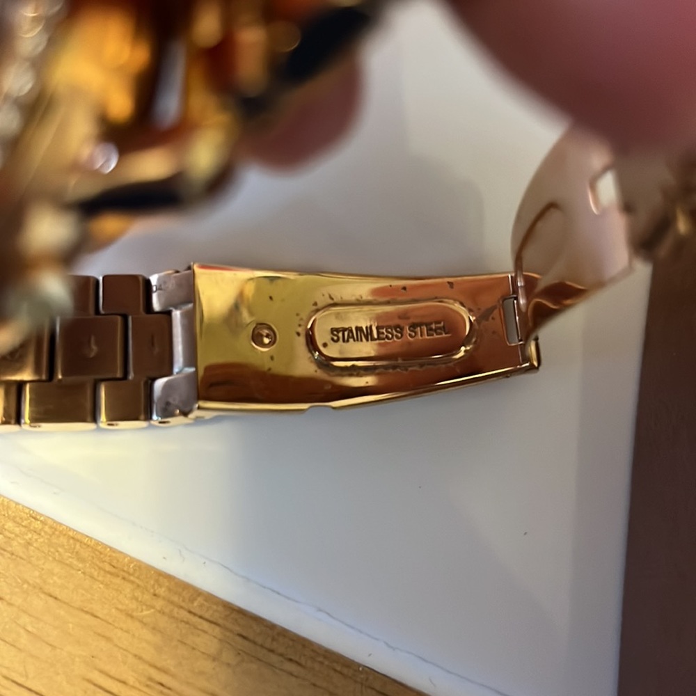 Coach ladies watch gold tone all stainless steel water resistant - Picture 10 of 12